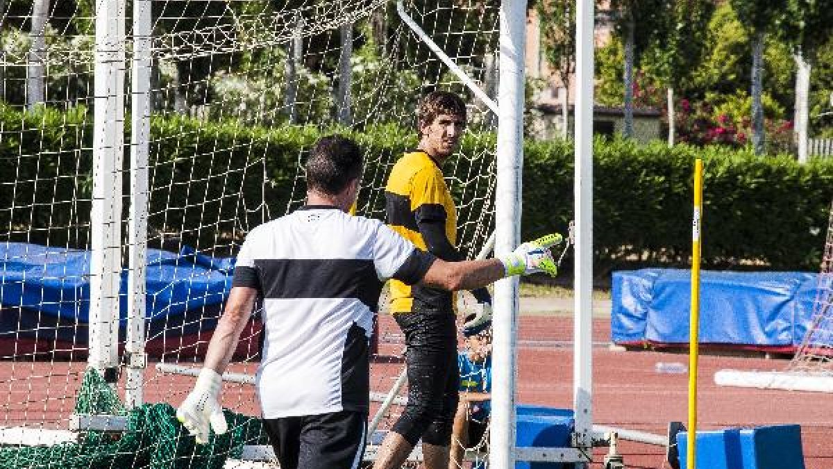 Julián habla con el Maestro Ángel Férez.