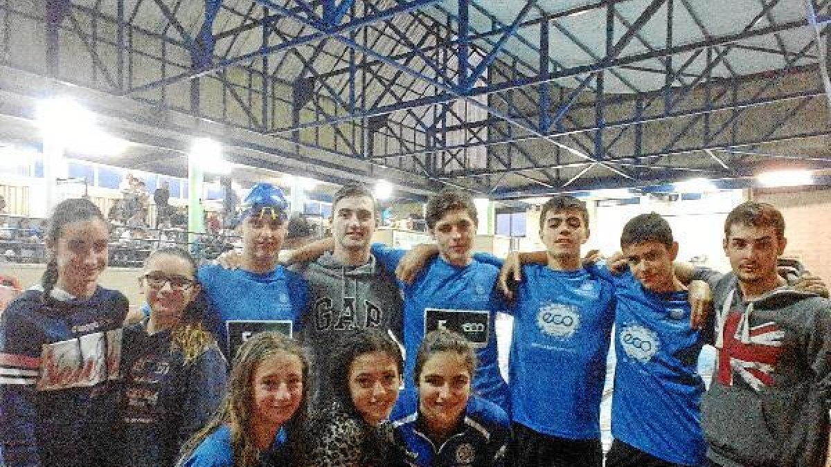 Los nadadores de la UAL posa felices.