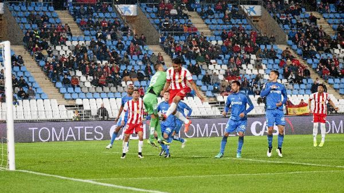 Teerasil Dangda supo vivir en el área y mantener a raya a los centrales del Getafe.