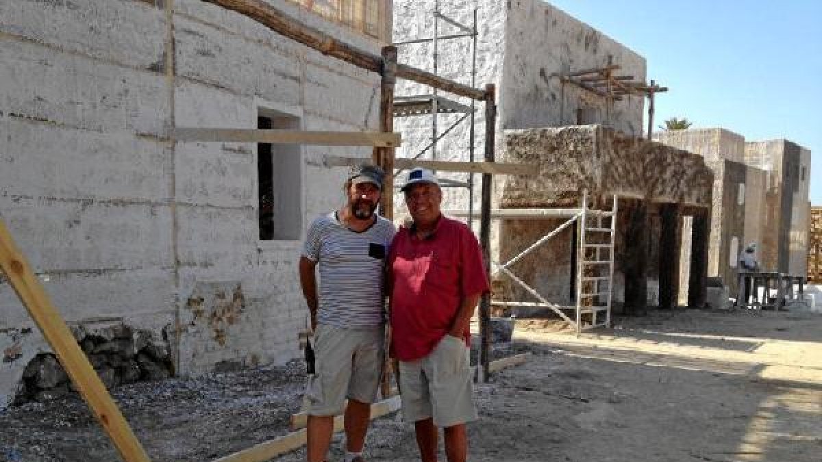 Alberto Feito (izda.) junto al director artístico Benjamín Fernández, en los decorados de ‘Exodus’.