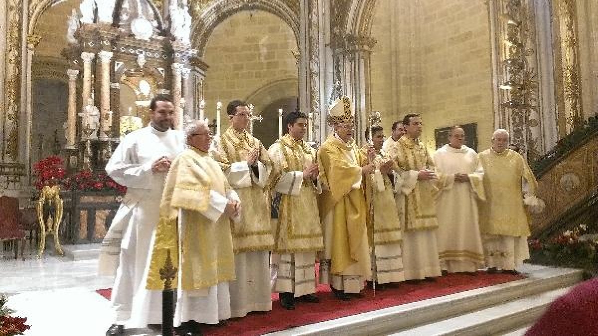 Los nuevos diáconos con el obispo, don Adolfo González Montes.