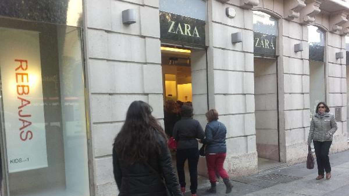 Grandes carteles de rebajas en comercios del Paseo de Almería.