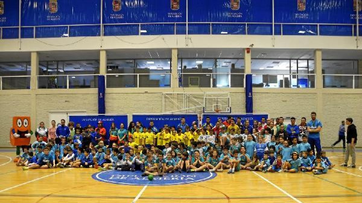 Los participantes en el evento posaron en el Moisés Ruiz.