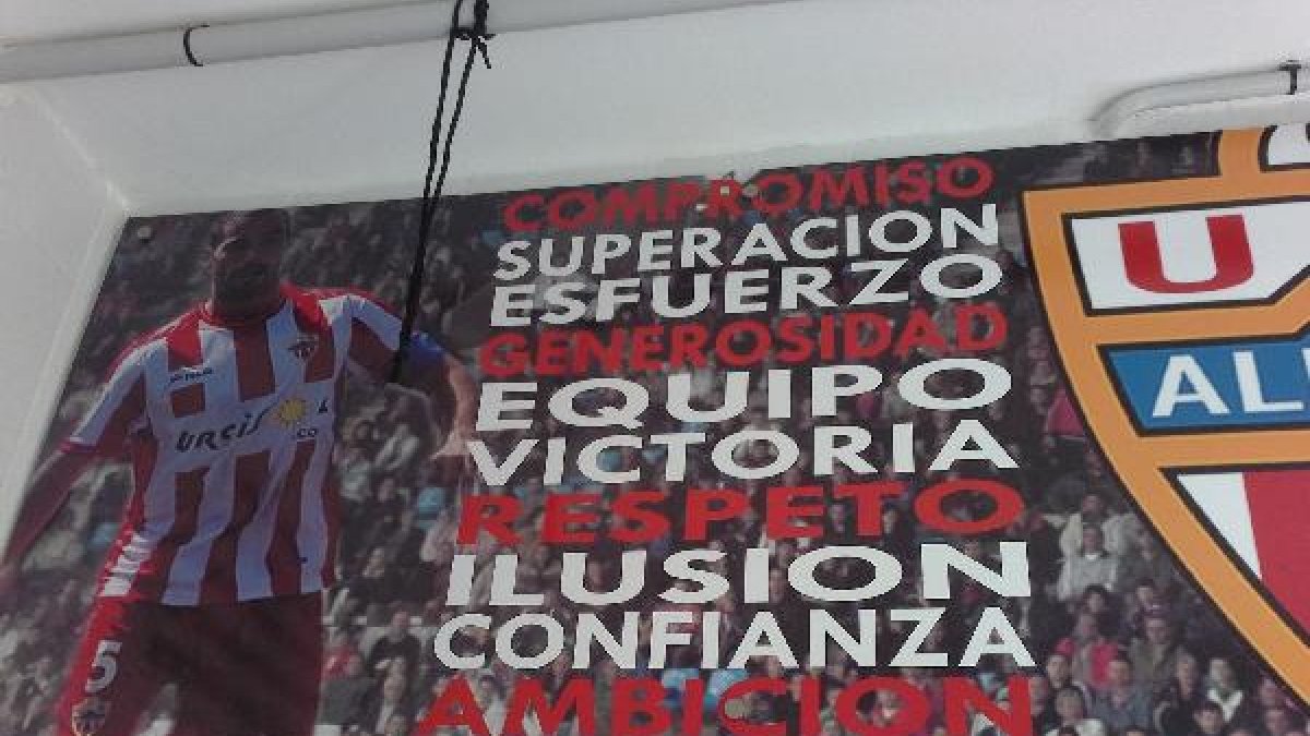 El cartel que preside el túnel de vestuarios del campo de la Vega de Acá.
