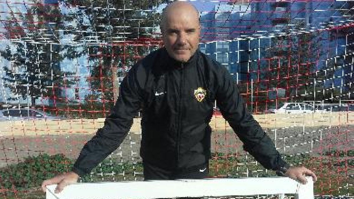 Miguel Rivera, en el campo de la Vega de Acá.