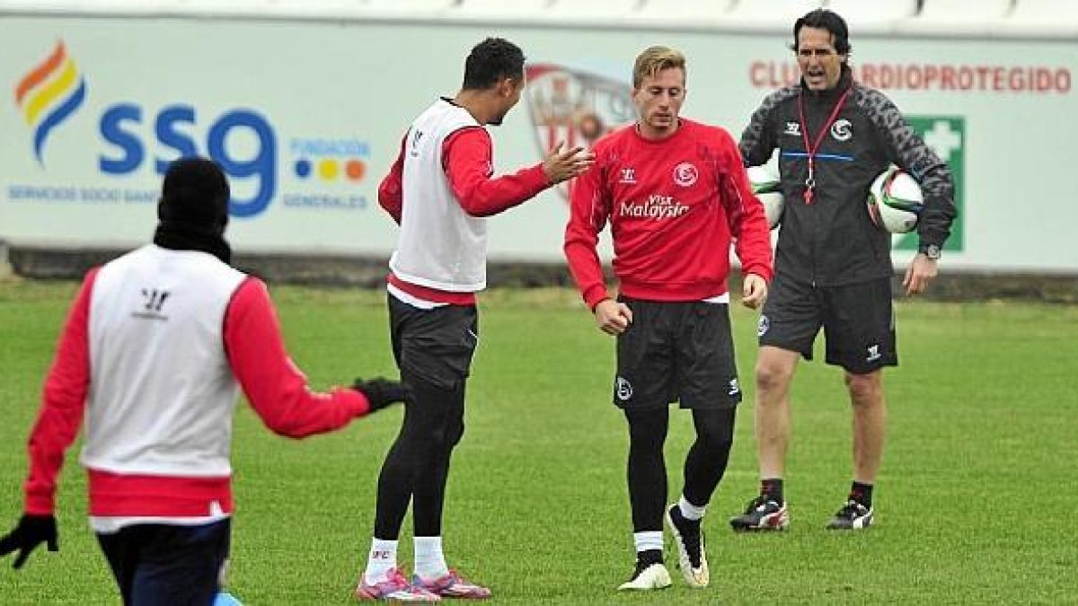 El jugador cedido por el Barça junto a Unai Emery.