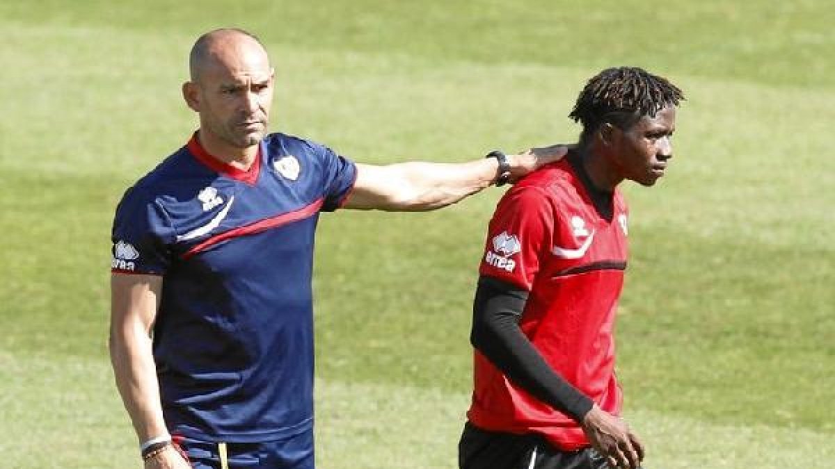Paco Jémez y Lass en un entrenamiento.