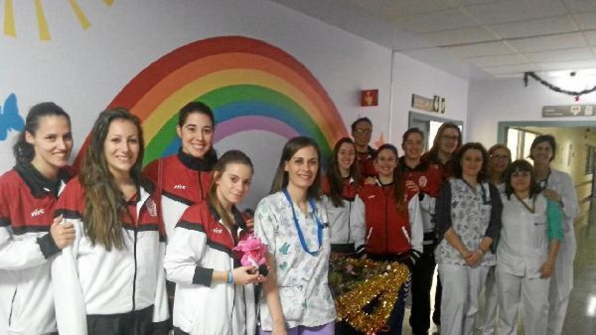 Las jugadoras almerienses han visitado el Hospital de Poniente.