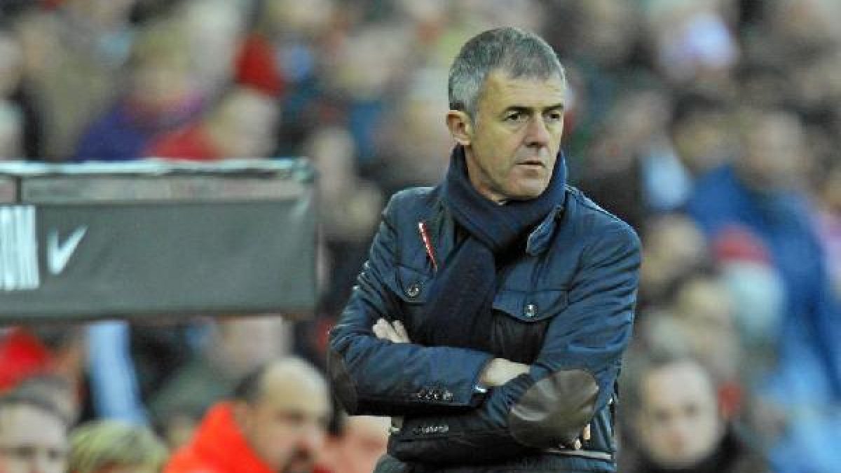 Lucas Alcaraz en el banquillo del Vicente Calderón.