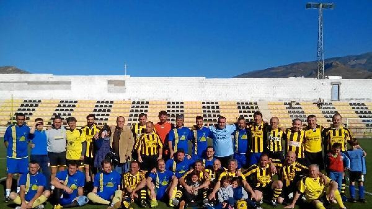Todos posaron felicies con los homenajeados tras el partido.
