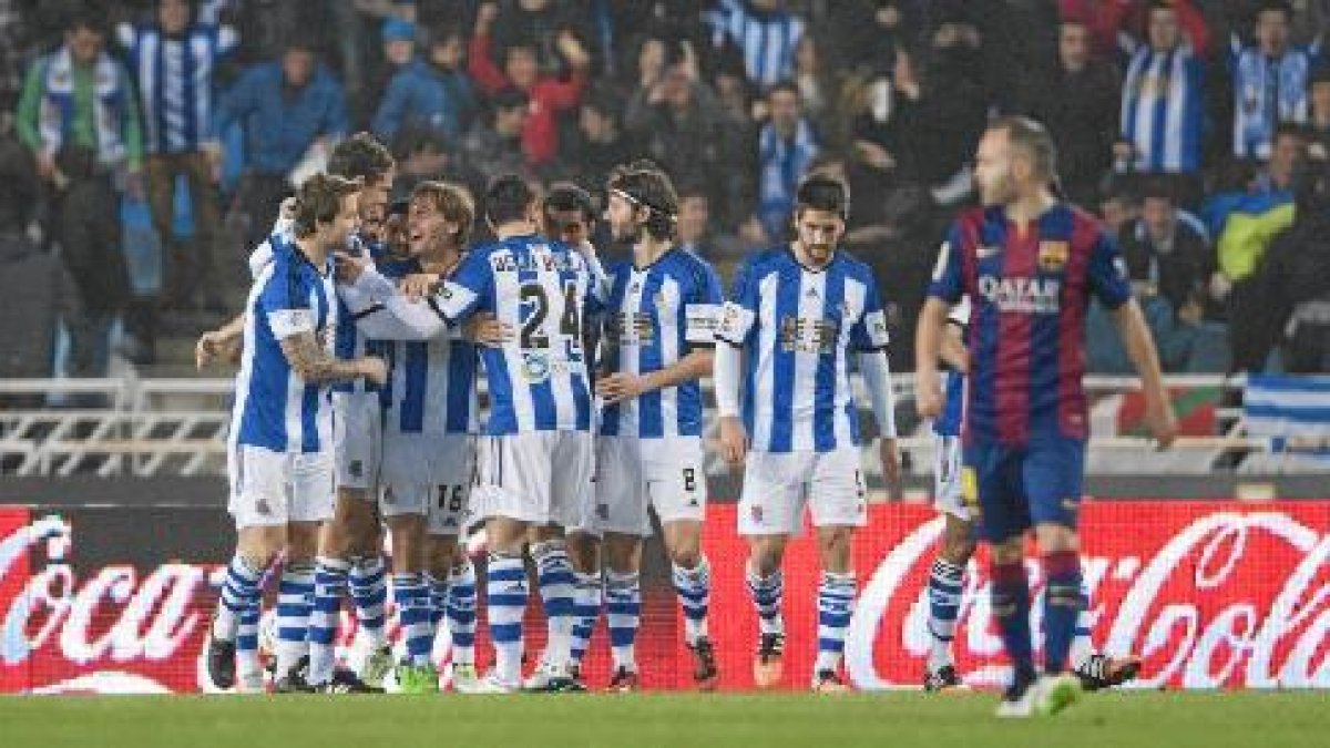 Los jugadores de la Real celebrando el tanto que les daba la victoria.