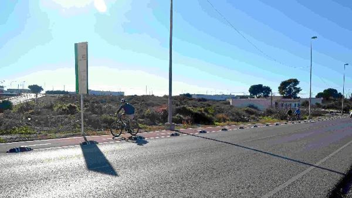 Los ciclistas recorren ya la vía ciclista, tanto para acudir a sus puestos de trabajo como por ocio.