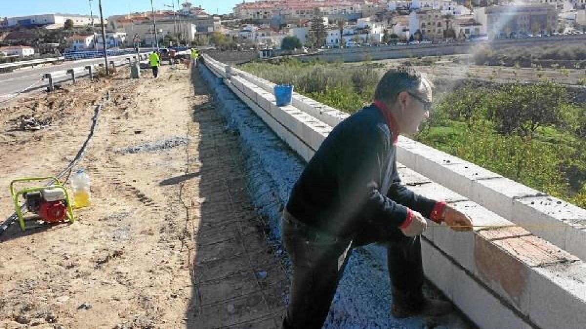 El alcalde de Arboleas supervisando una obra en el pasado 31 de diciembre.