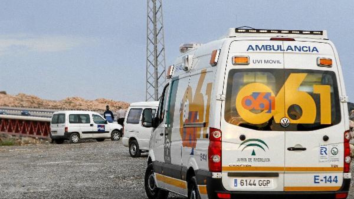 Imagen de una ambulancia del 061 durante una atención junto a la autovía.