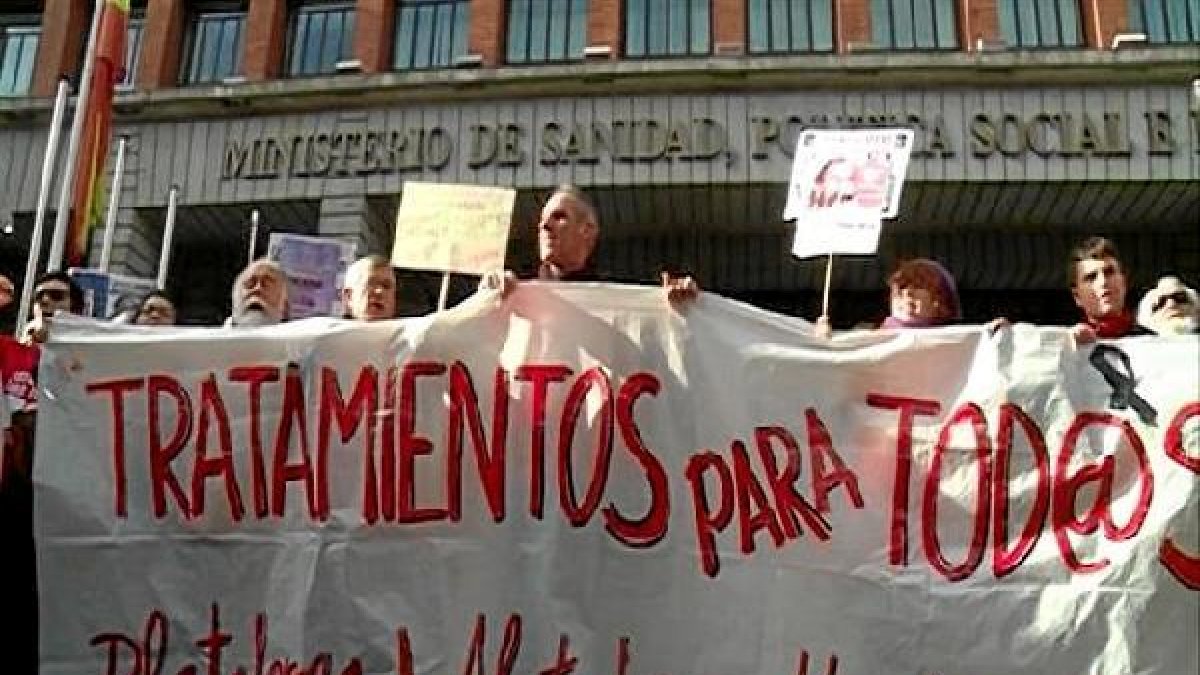 Enfermos de hepatitis C se manifiestan frente a la sede del Ministerio de Sanidad en Madrid.