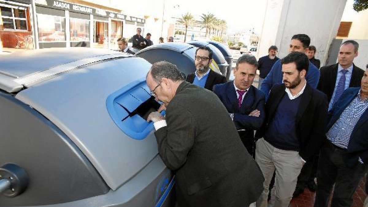 Nuevos contenedores ya colocados en el barrio de Cabo de Gata.
