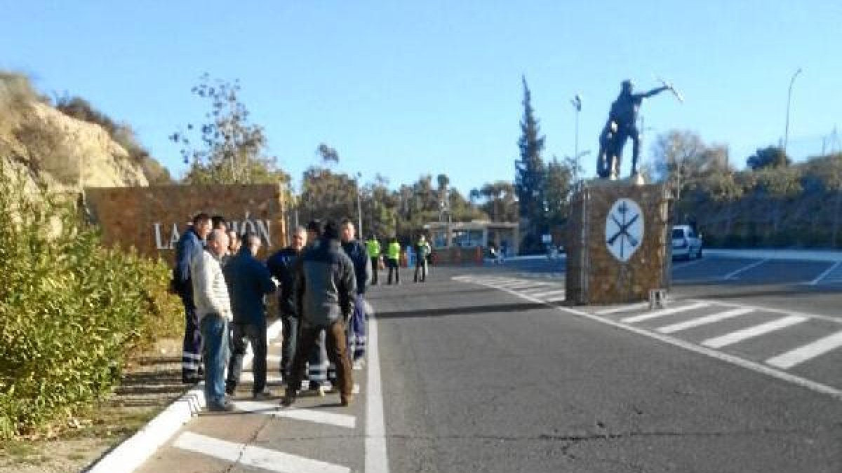 Trabajadores de mantenimiento en la entrada a la base militar de Viator.