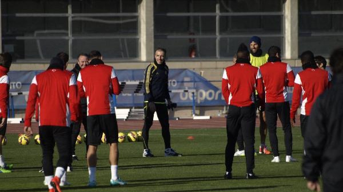 Fernández Borbalán y los jugadores del Almería.