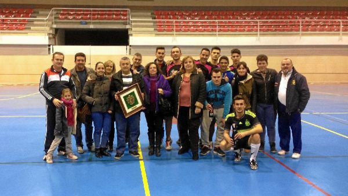 Los ganadores posan en el centro de la pista con la alcaldensa María de las Nieves Jaén.