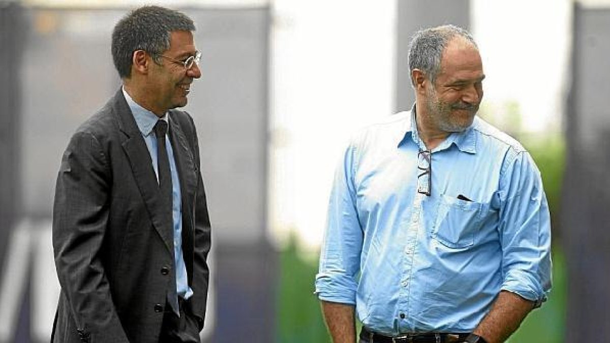 Bartomeu y Zubizarreta juntos y sonrientes.