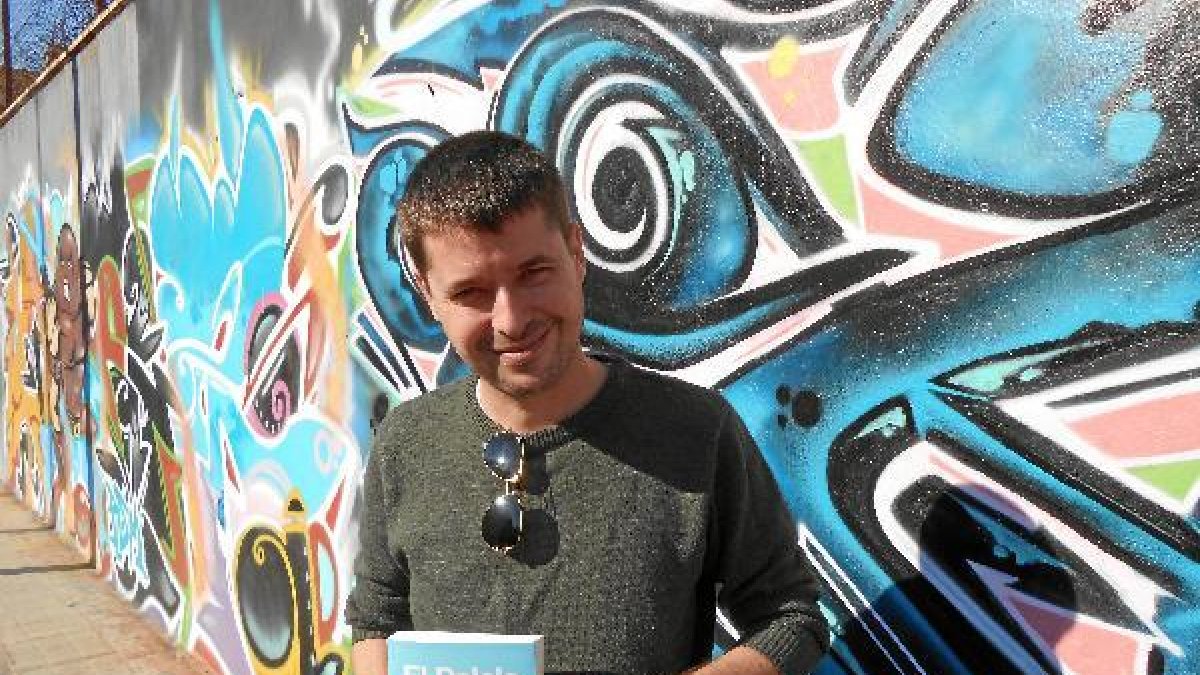 Pablo Requena con un ejemplar de su libro, publicado por Círculo Rojo.