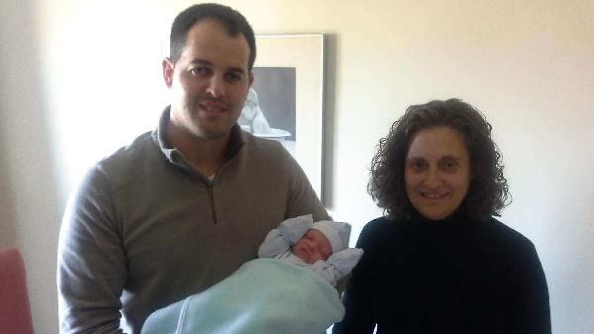 El pequeño Javier, con su padre Francisco Javier Fernández, y su abuela materna, Ana Cobos.