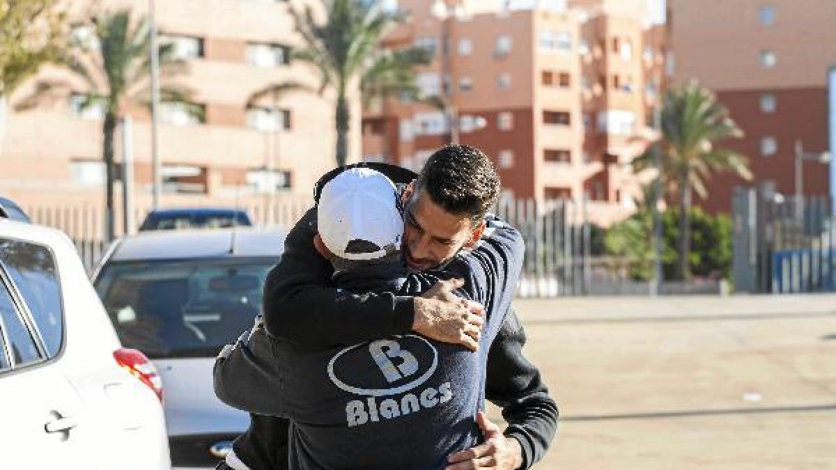 Edgar se abraza a Luis Márquez a su regreso de las vacaciones.