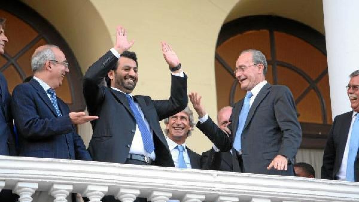 El jeque Al Thani saludando a los malagueños.