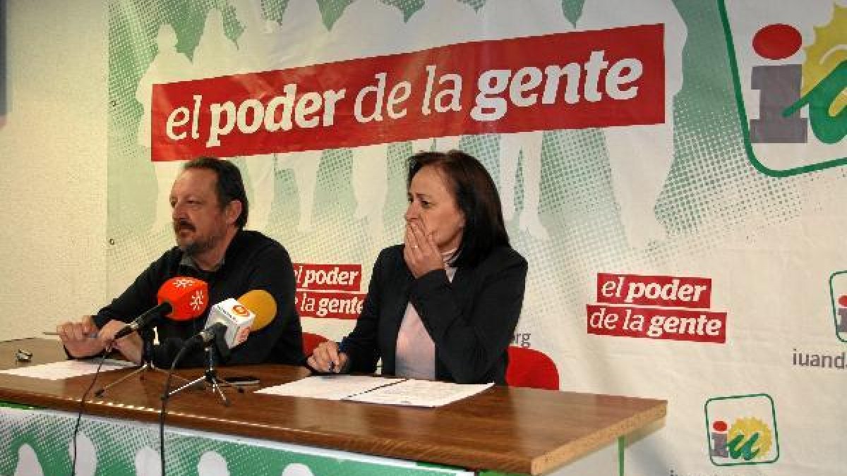 Rosalía Martín y Rodrigo González durante el balance de 2014 en la sede de IU.