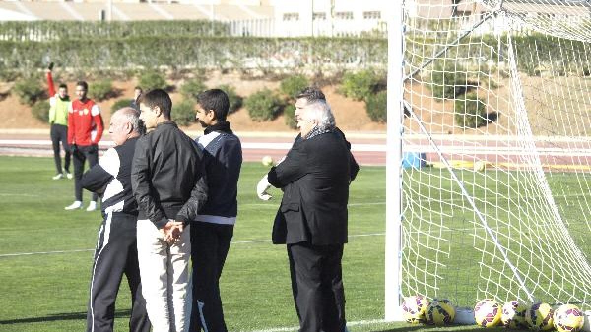 Alfonso García, siguiendo el entreno desde el césped.