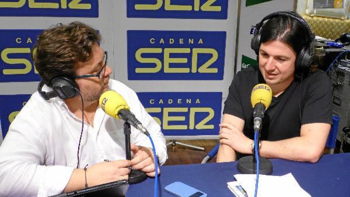 Carlos Maleno, autor de ‘Mar de Irlanda’, premio Narrativa, junto a Alfredo Casas en la SER.