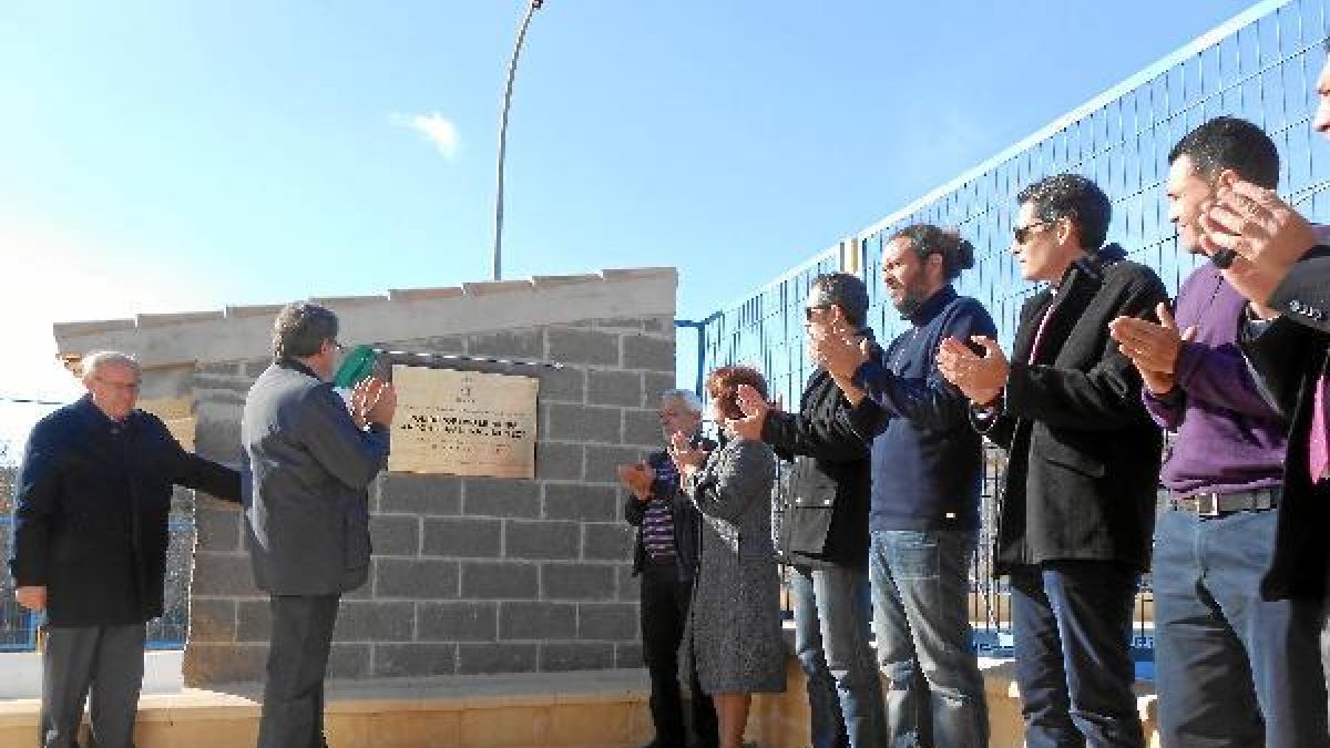 Descubrimiento de la placa en el Polideportivo de la pedanía albojense.