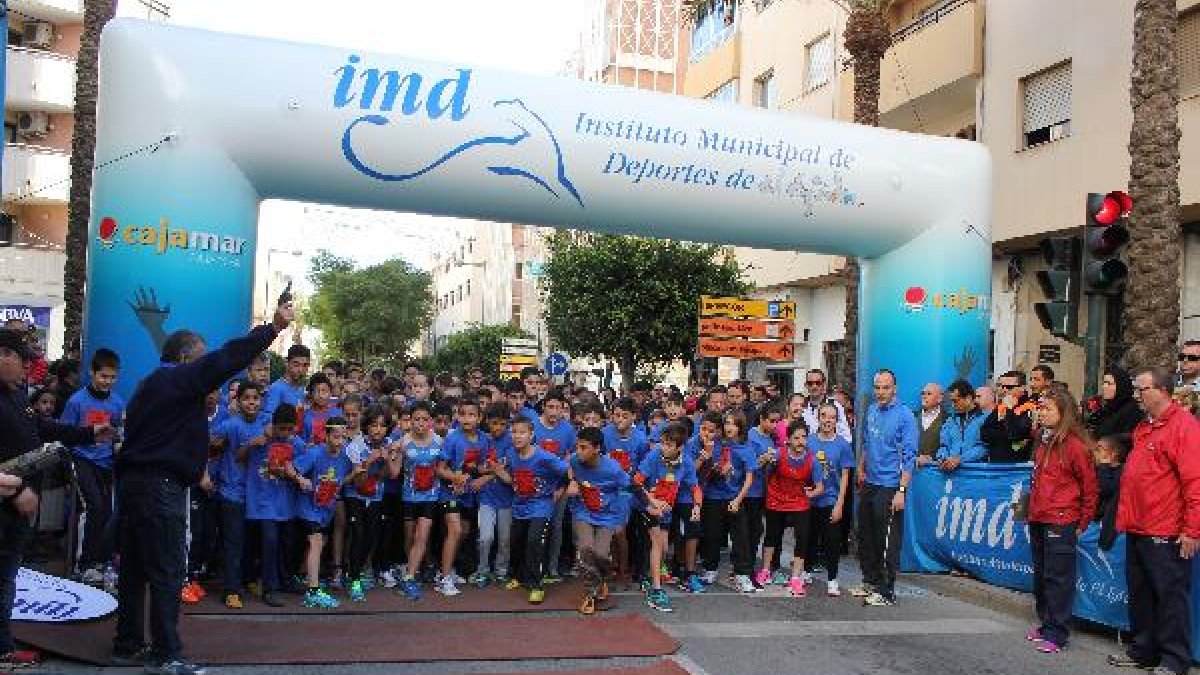 l concejal de Deportes de El Ejido, Cano Peinado, dando la salida a los más pequeños.