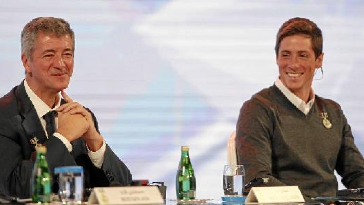 Gil Marín con Fernando Torres reflejando el momento de felicidad para los atléticos.