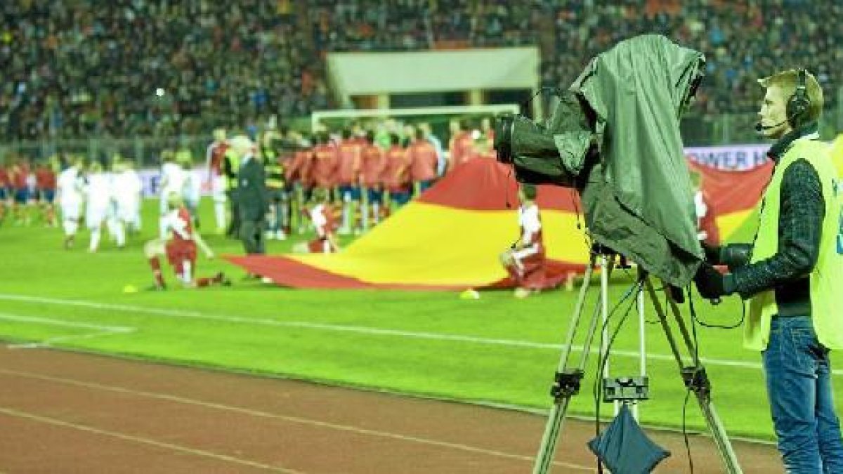 Las televisiones negocian a la baja con la Federación.