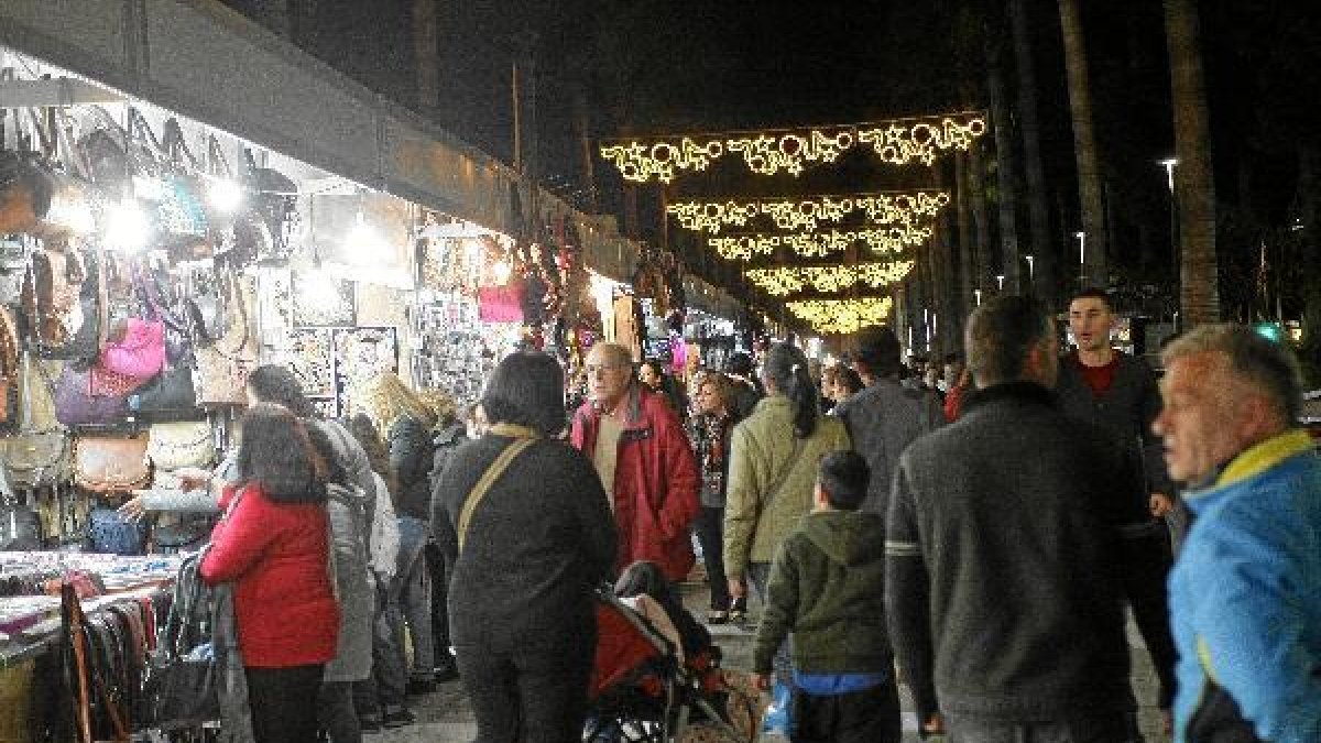 Mercado navideño abarrotado.