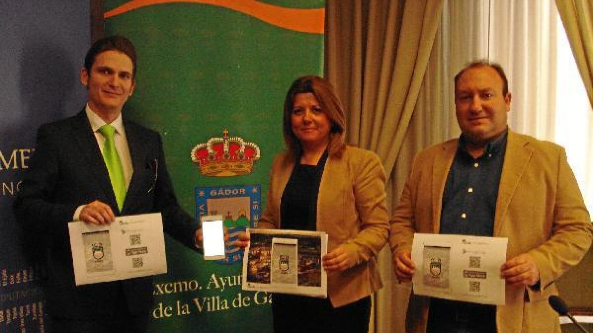 Lourdes Ramos, junto a Jorge García (izquierda) y Juan Francisco Rodríguez.