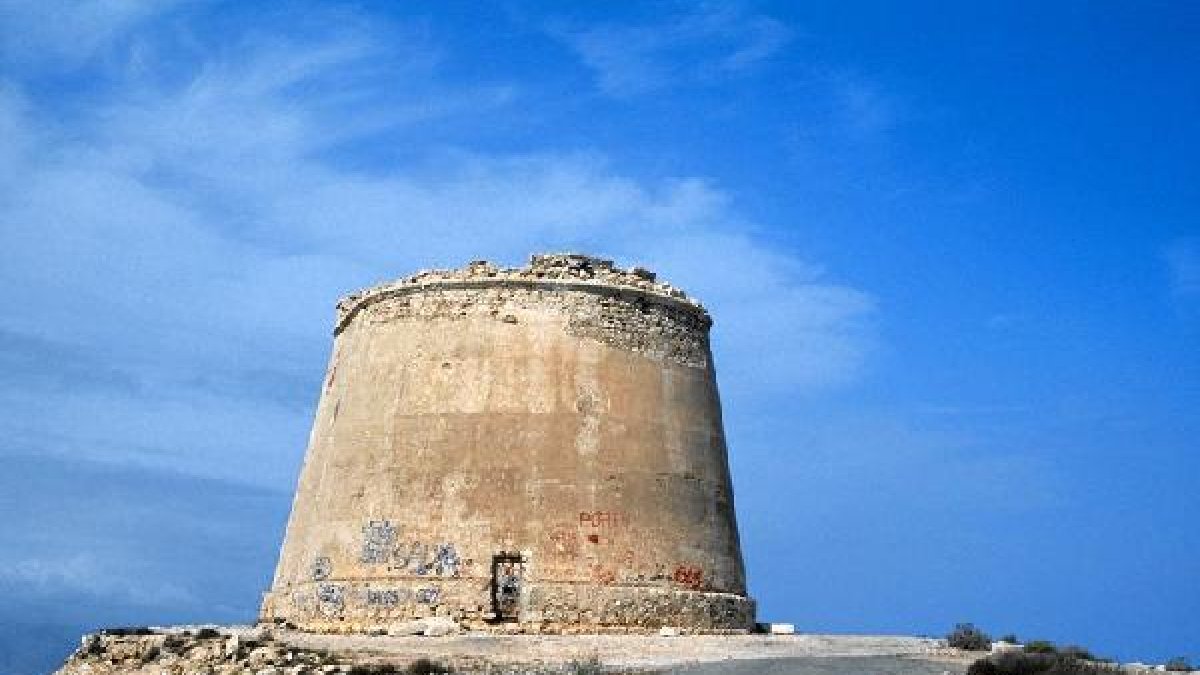 La Torre de Mesa Roldán se contruyó como bateria defensiva.