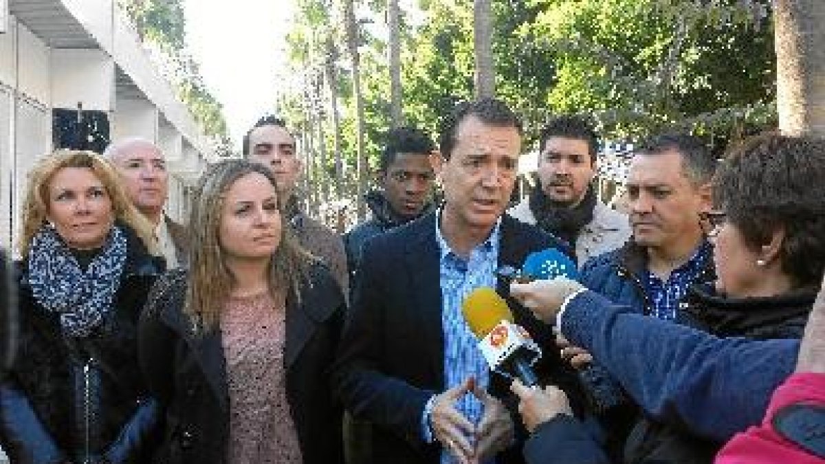 Pérez Navas junto a militantes socialistas.