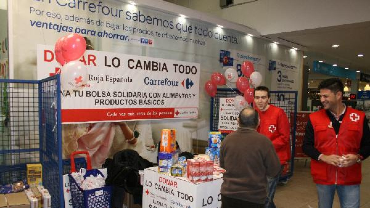 Voluntarios recogiendo donaciones en Carrefour.