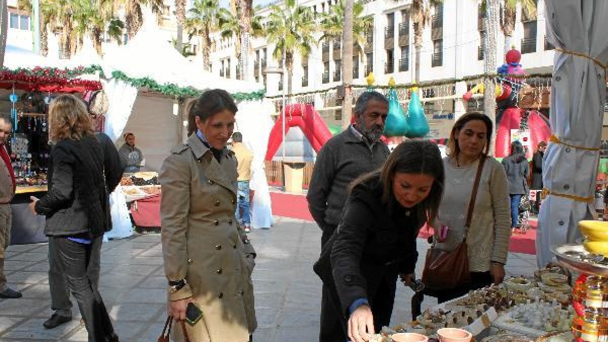 Concejales municipales visitando el mercado