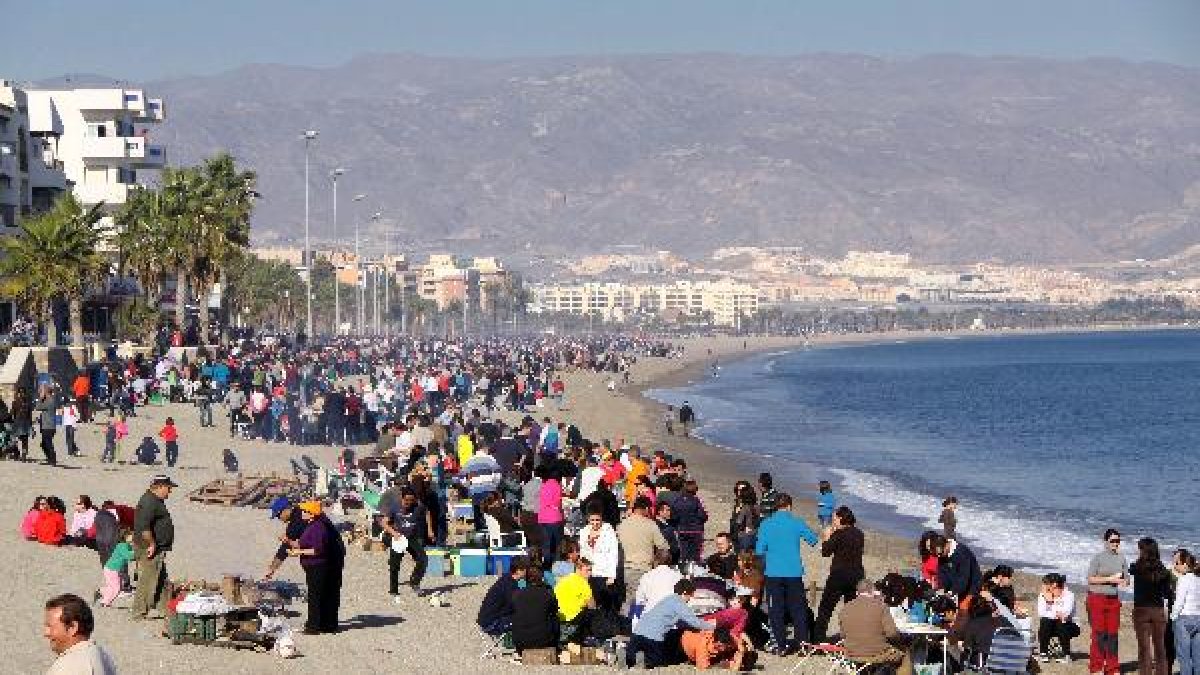 Las playas se llenan de familias y amigos entorno a las hogueras para despedir el año.