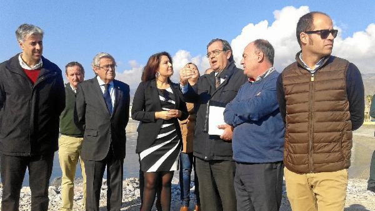 Crespo atiende las explicaciones sobre las obras en su visita a Adra.