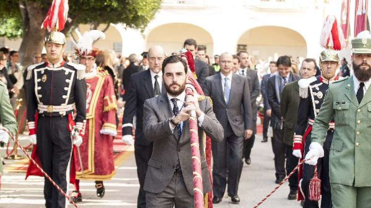 Carlos Sánchez, concejal de Salud y Consumo, portando el Pendón