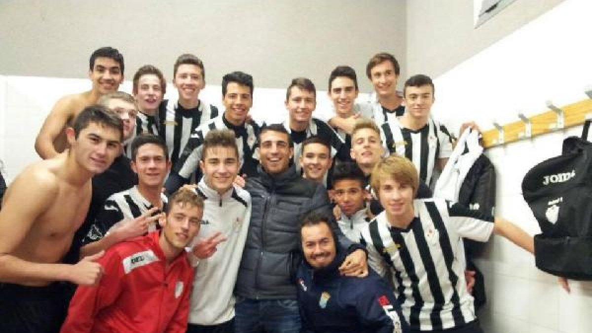 Fran Vélez, con los juveniles de La Floresta.
