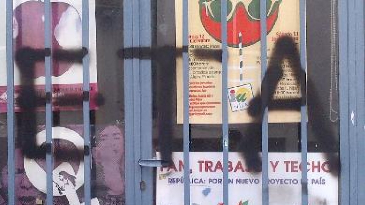 Pintadas en la sede de IU en Níjar.