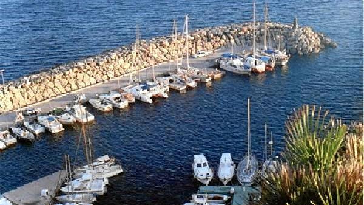 La boya iría en la escollera de poniente del puerto de San José.