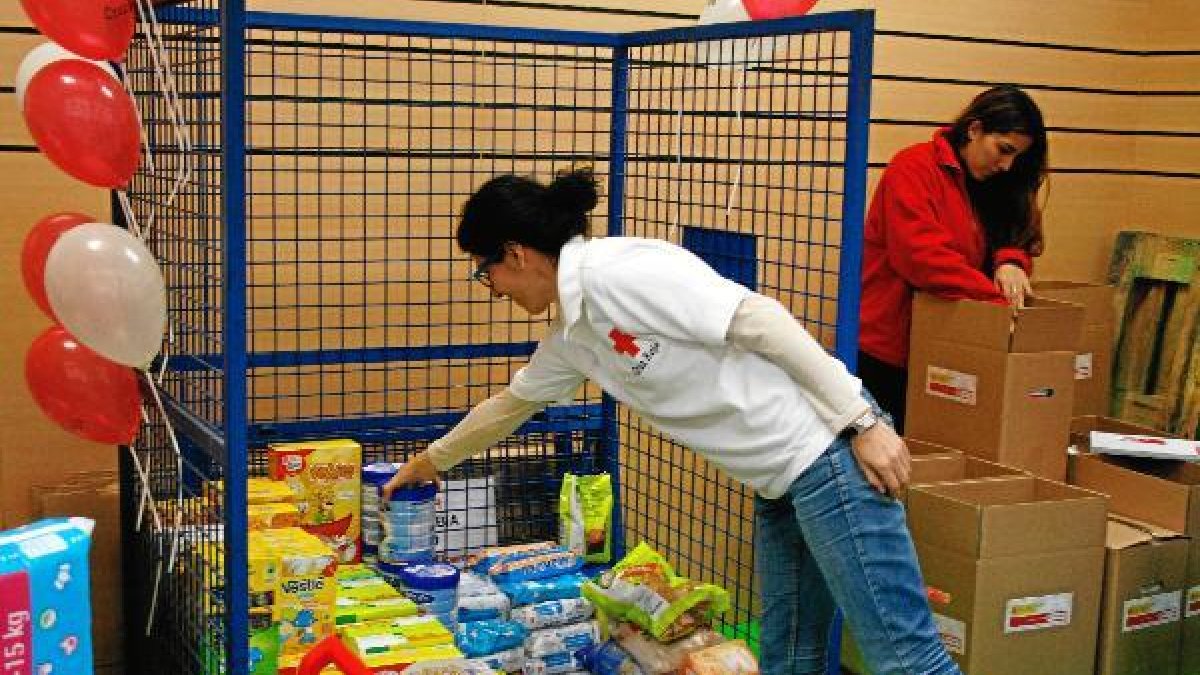 Voluntario de Cruz Roja ordenando los productos donados.