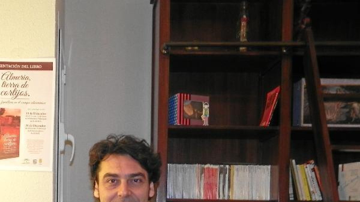 José Miguel Carmona sostiene un ejemplar de su libro ‘Almería, tierra de cortijos’.