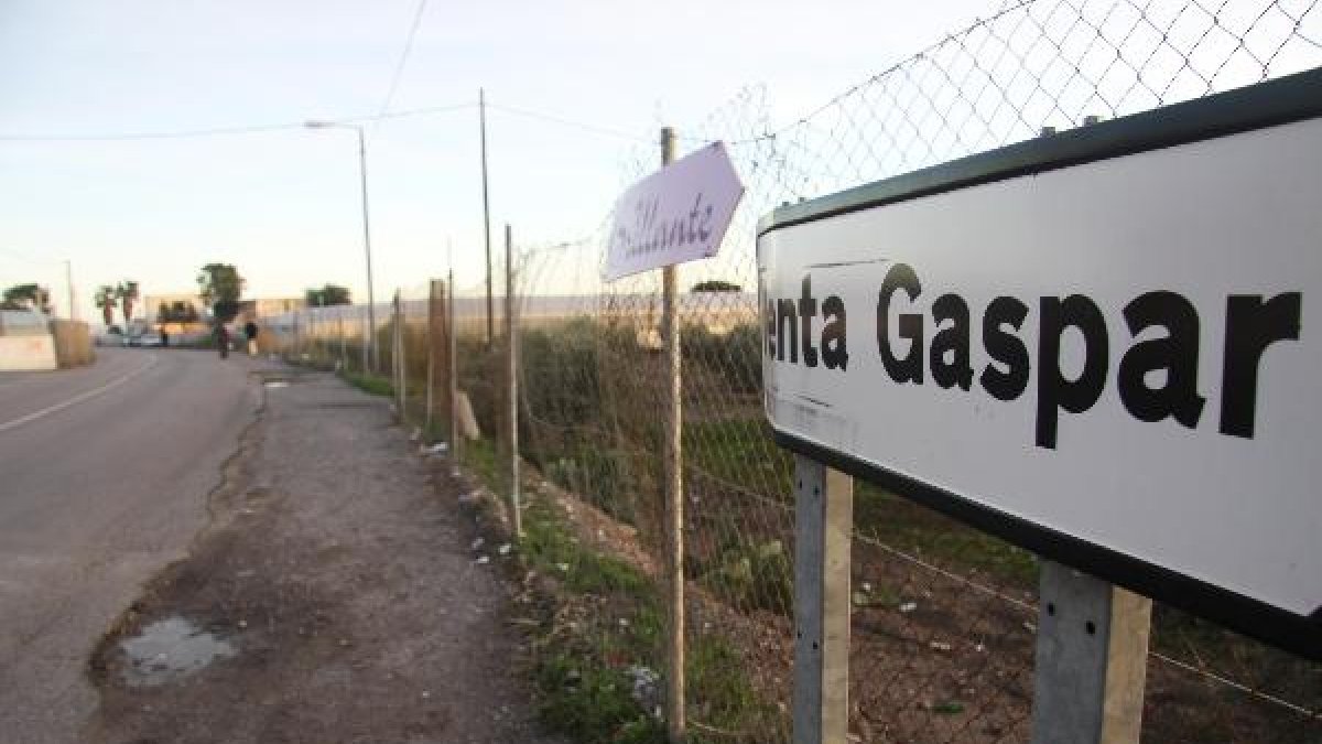 Tramo sin acerado hacia Venta Gaspar